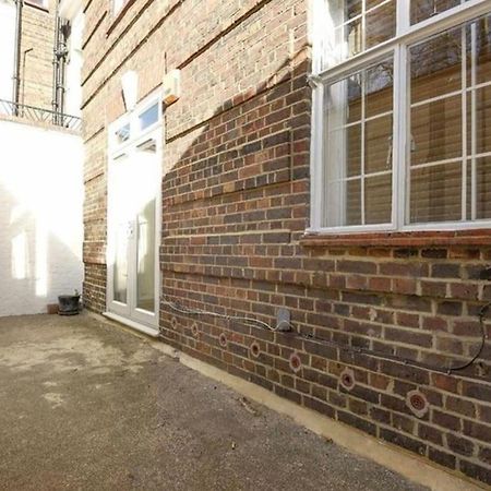 2 Bedroom Apartment Just Off Kings Road Londra Dış mekan fotoğraf